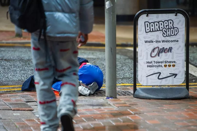 Passers-by alerted police after the woman collapsed to the pavement on Deansgate -Credit:Vincent Cole