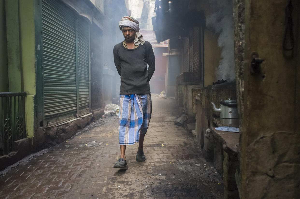 A man wears a lungi in Varanasi, India.&nbsp; (Photo: paulprescott72 via Getty Images)