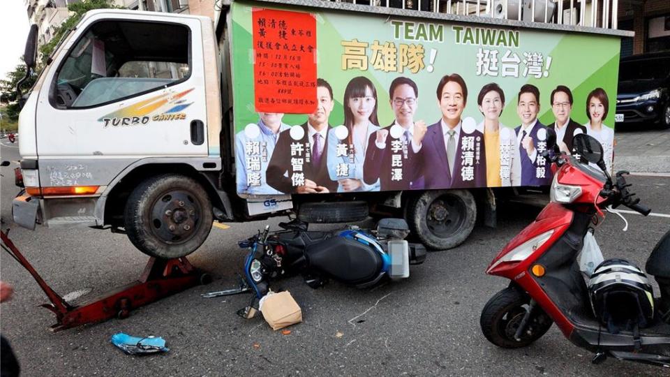 這起車禍發生在去年12月11日，這輛印著賴清德與民進黨8名立委參選人合照的宣傳車，疑似從外側車道要迴轉，但未注意後方來車，使王男和齊男煞車不及撞上，造成嚴重傷害。（國民黨高市黨部提供）