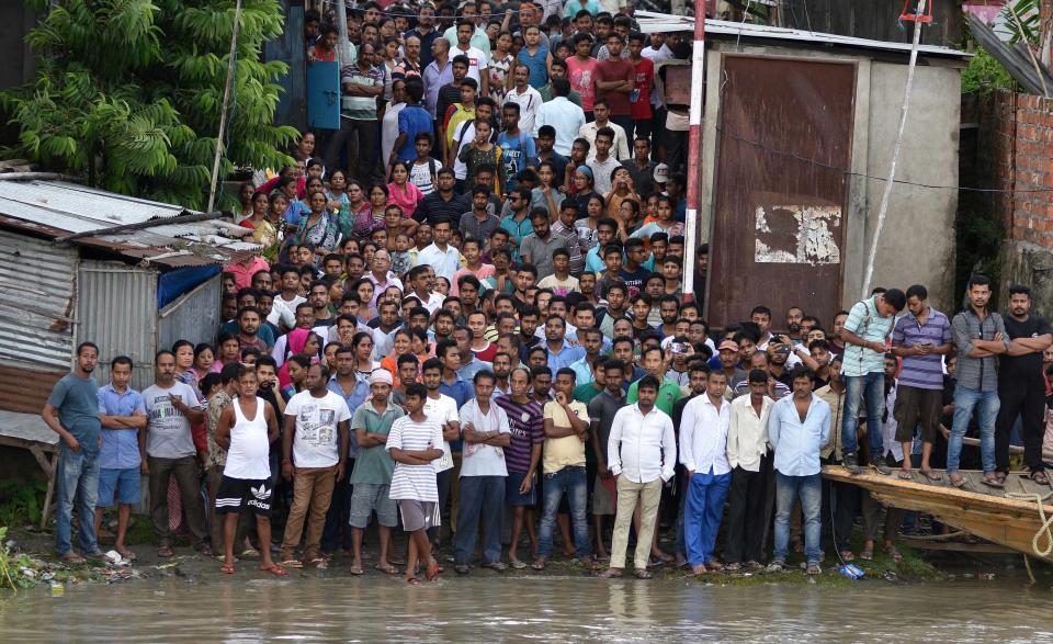 <p>Menschen am Brahmaputra-Fluss im indischen Bezirk Kamrup hoffen auf Neuigkeiten von ihre vermissten Verwandten, nachdem ein Boot mit 36 Personen gekentert war. (Bild: REUTERS/Anuwar Hazarika) </p>