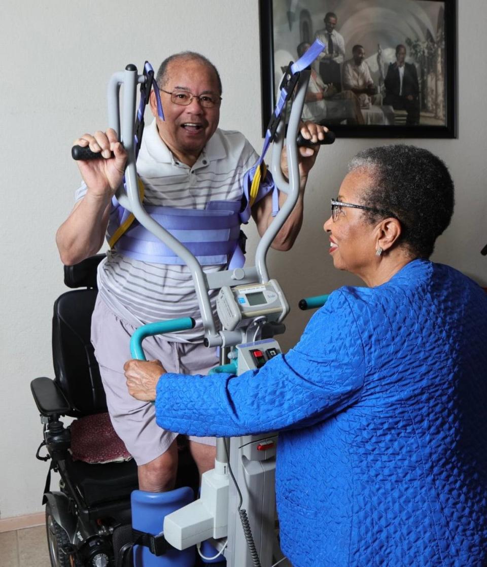 Al marido de Cheryl Brown, Hardy, le diagnosticaron esclerosis lateral amiotrófica, también conocida como enfermedad de Lou Gehrig, en 2002. No puede caminar, pero puede usar los brazos y las manos. Brown dice que “nunca tiene un descanso” de sus responsabilidades como cuidadora. 