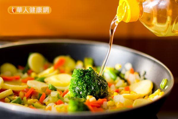 油脂可以提供人體所需的熱量和營養，也可以讓食物顏色變得更鮮豔，增進食欲。