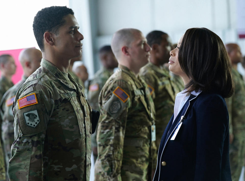 Charlie Barnett as Ian and Valarie Pettiford as Simone Porter in ‘Valor’ (Photo: Quantrell Colbert/The CW)