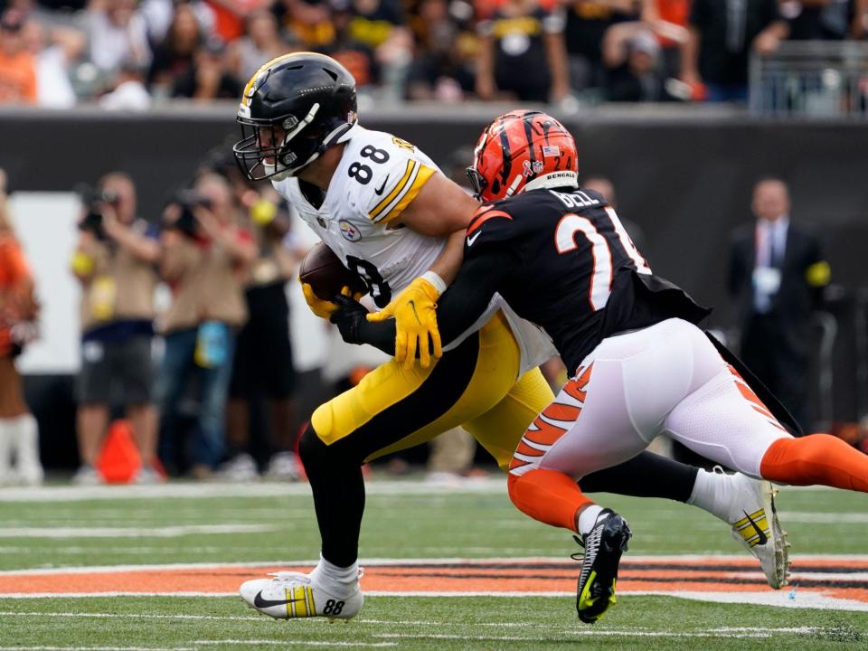 Pat Freiermuth escapes a tackle against the Cincinnati Bengals.