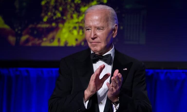 El presidente Joe Biden aplaude al concluir la cena de la Asociación de Corresponsales de la Casa Blanca en el Washington Hilton, el sábado 27 de abril de 2024, en Washington.