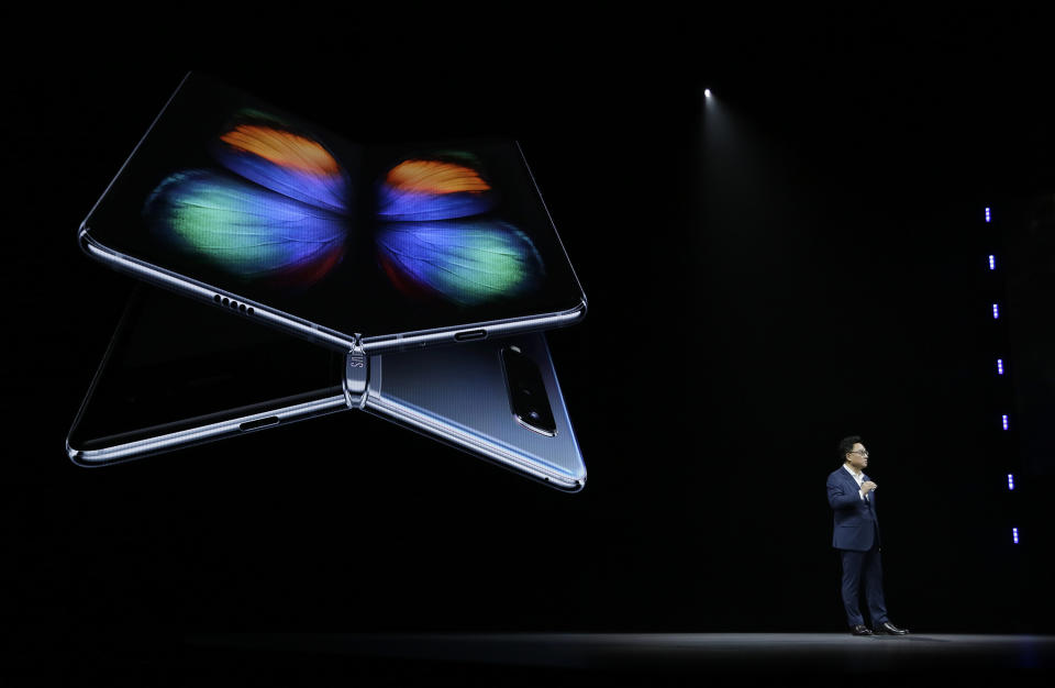 Knick in der Optik: Samsung-Mobile CEO DJ Koh enthüllt das faltbare Galaxy Fold (Foto: AP)