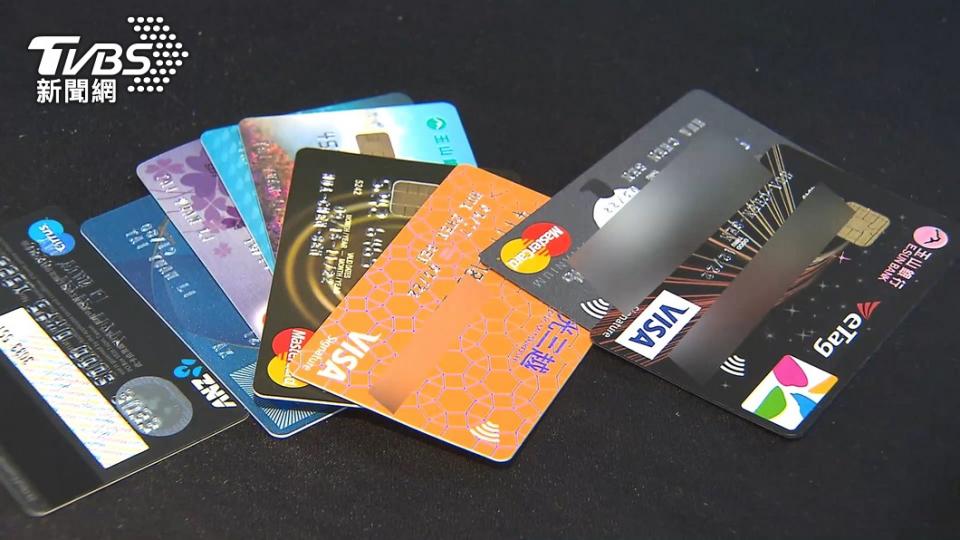 一名男公務員擁有31張信用卡，為達成「大滿貫」感到自豪。（示意圖／TVBS資料照）