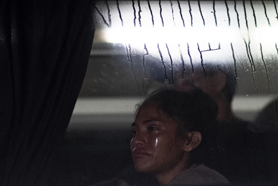 <p>Una mujer migrante que estaba en la caravana que se dirigía a EEUU llora tras ser detenida por autoridades de inmigración en Huixtla, Chiapas, en el sur de México. (Photo by JACKY MUNIELLO / AFP) (Photo by JACKY MUNIELLO/AFP via Getty Images)</p> 