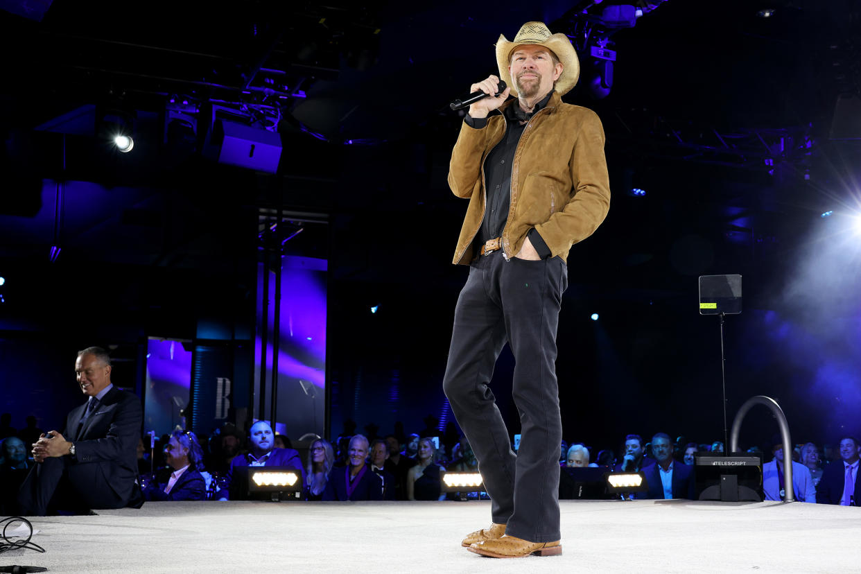 Toby Keith performs onstage for the BMI Icon Award during the 2022 BMI Country Awards at BMI on November 08, 2022 in Nashville, Tennessee. (Jason Kempin / Getty Images for BMI)