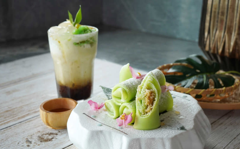 「香蘭椰絲捲」（前，230元+10%）是印尼派對中最常出現的甜點，加了波羅蜜、亞答子、椰果等的「甜蜜香蘭珍多冰」具有豐富口感。（220元+10%）