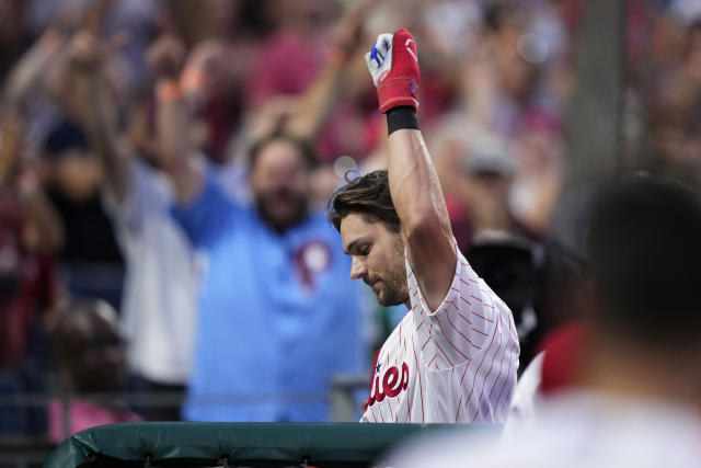 Turner flips boos to cheers with 9th-inning homer to help Phillies