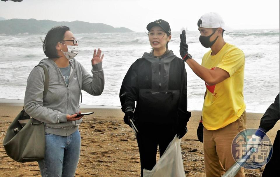 馬俊麟（右）聞媒體提「王瞳」2字隨即閃人，活動結束前又向媒體致歉，表示自己並非心情不好拒訪。