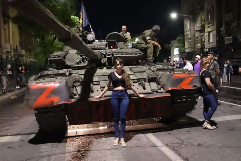 Los tanques del Grupo Wagner se desplegaron en la ciudad de Rostov del Don, donde fueron aplaudidos por muchos ciudadanos. Los mercenarios emprendieron entonces una marcha hacia Moscú