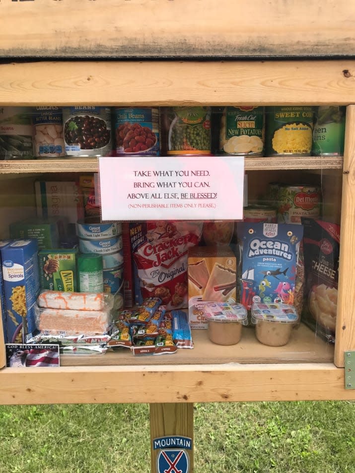 <span class="uvn-image-with-extras-caption">Así es la pequeña caja de madera con la que Espinoza da de comer a los hambrientos.</span> Foto: Facebook/Mary Espinoza