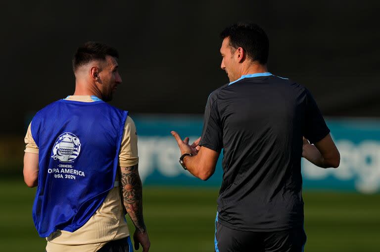 Lionel Messi y Lionel Scaloni dialogan en durante la práctica: el 10 no está en plenitud, pero juega