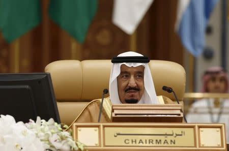 Saudi King Salman bin Abdulaziz attends the final session of the South American-Arab Countries summit, in Riyadh November 11, 2015. REUTERS/Faisal Al Nasser