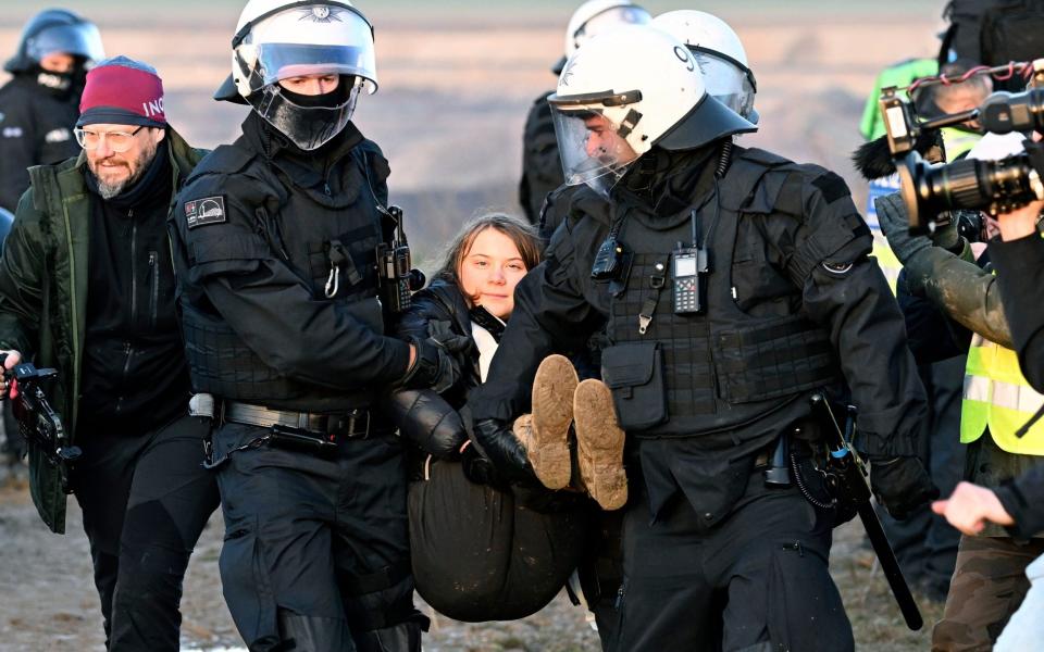 Greta Thunberg es retirada de una protesta en Alemania - Federico Gambarini/dpa vía AP