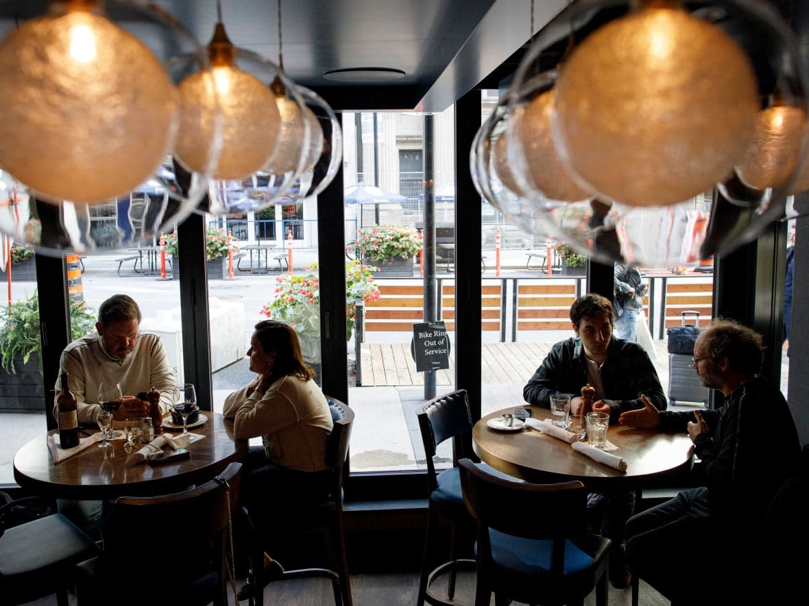 Patrons dine in Hendriks Restaurant and Bar, on Toronto’s Yonge St., on Oct. 22, 2021. Ontario Premier Doug Ford announced Friday that more COVID-19 restrictions, including capacity limits for restaurants, will be lifted in the coming days. (Evan Mitsui/CBC - image credit)