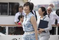 <p>In sommerlichem Hellblau zeigte sich Japans First Lady Akie Abe nach der Hamburger Hafenrundfahrt. Der maritime Gürtel passte perfekt zum Anlass. (Bild: Getty Images)</p>