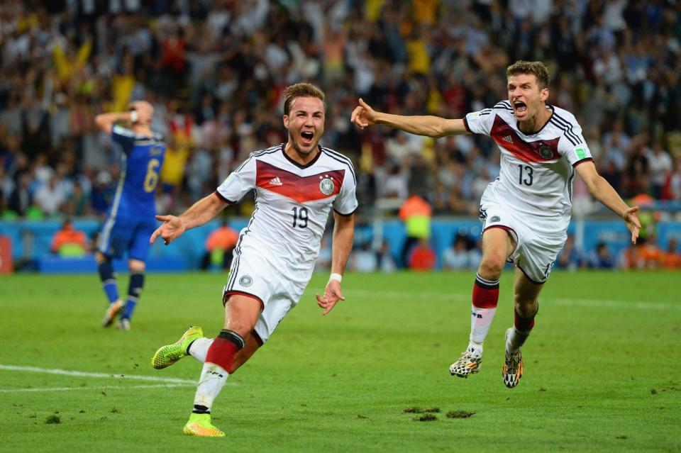 "Zeig' der Welt, dass Du besser bist als Messi", gab ihm Bundestrainer Joachim Löw bei der Einwechslung mit auf den Weg. Mario Götze (links, mit Thomas Müller) tat, wie ihm geheißen, und zauberte in der 113. Spielminute ein kleines Kunstwerk ins Toreck. Argentinien war geschlagen, Deutschland zum vierten Mal Weltmeister. Für den Siegtorschützen war der Triumph von Rio auch eine Bürde. Götzes Karriere lief danach lange nicht mehr rund. (Bild: Jamie McDonald/Getty Images)