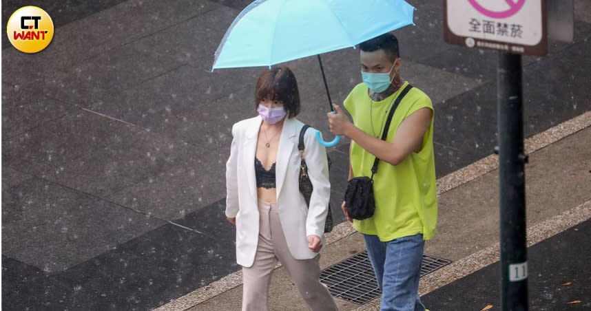 近日鋒面通過，易有短延時強降雨，若沒帶傘就會淋成落湯雞。（示意圖／趙文彬攝）