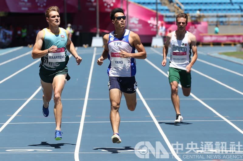 台北世大運田徑項目25日在台北田徑場舉行，中華隊選手楊俊瀚（中）在男子200公尺預賽中，跑出21秒09的成績，位列分組第一晉級準決賽。(中央社)