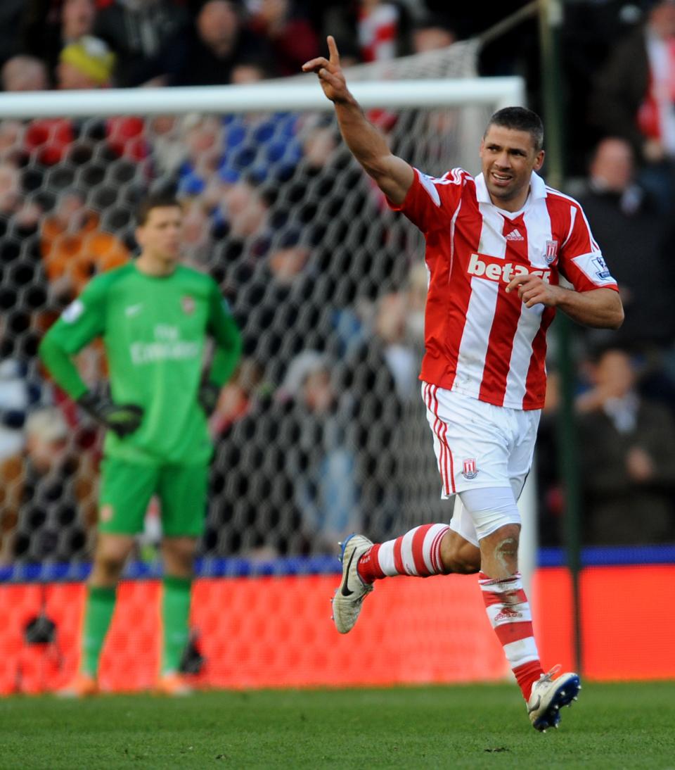 Stoke's Jonathan Walters celebrates after scoring from the penalty spot against Arsenal during the English Premier League soccer match between Stoke City and Arsenal at Britannia Stadium in Stoke On Trent, England, Saturday, March 1, 2014. (AP Photo/Rui Vieira)