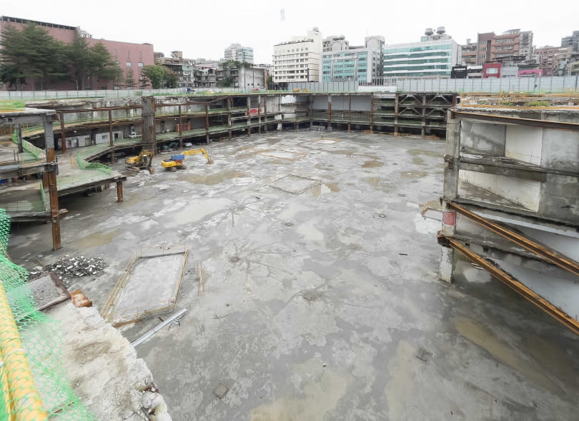 京華廣場為京華城改建案，2019年京華城熄燈後拆除，如今工地仍可見京華城原始的地下結構。（圖／黃威彬攝）