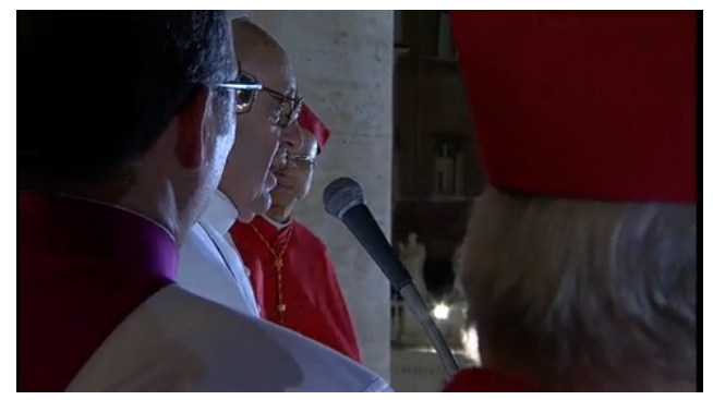 Imágenes tomadas de vídeo del momento en el que aparece el nuevo pontífice Francisco I, en el balcón de la Capilla Sixtina, en el Vaticano.