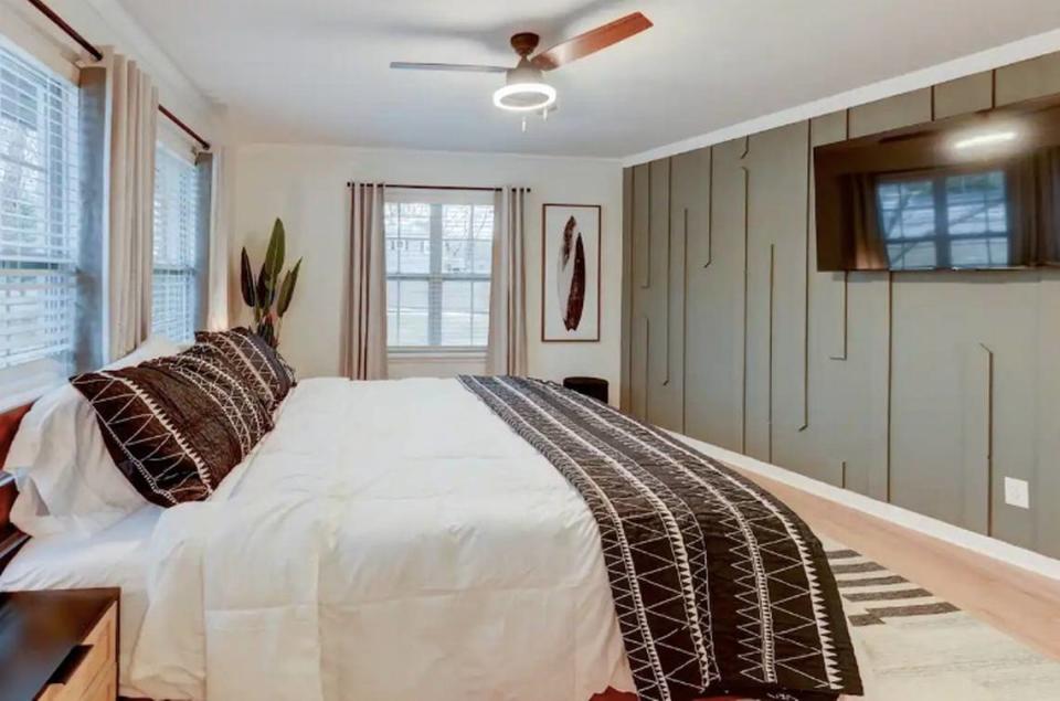 The Elvis Retreat House sleeps 16 people between queen beds in the bedrooms, bunk beds and sofa beds.