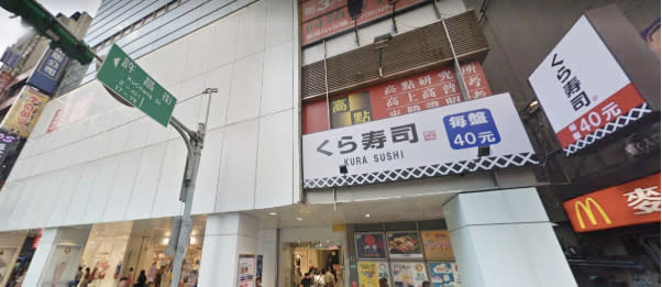 台灣很多人會說日文，也有很多間日本連鎖店，像台北車站前這棟大樓，就同時有藏壽司與Uniqlo兩間日本連鎖店。這導致許多從日本去台灣旅行的觀光客，缺乏那種「身處外國」的緊張感。（圖片來源：Google地圖）