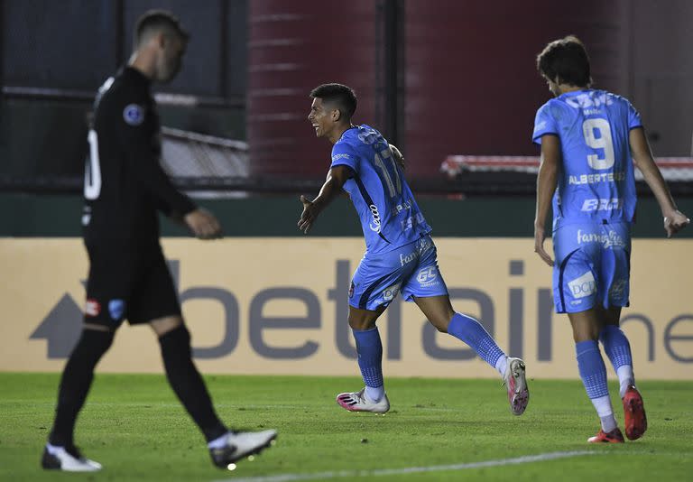 Bruno Sepúlveda celebra su conquista, la segunda de Arsenal sobre Bolívar; Lucas Albertengo se unirá al festejo; una clasificación trabajosa pero justa logró el equipo de Sarandí