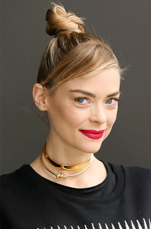 The model on the set of <i>Extra</i> looked lively flirting a fuchsia lip. We adore her golden high top bun and cute little side fringe. Subtle is her bronzer on those perfectly defined cheekbones, letting her porcelain skin radiate with natural beauty.