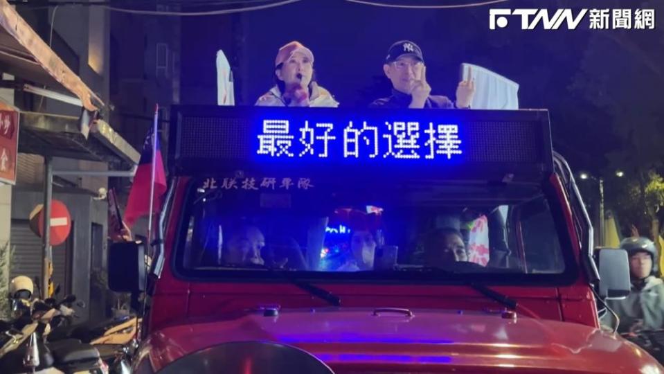 王鴻薇先生車掃拜票遇抗議比出「雙中指」  謝佩芬：這是選民要的立法委員？