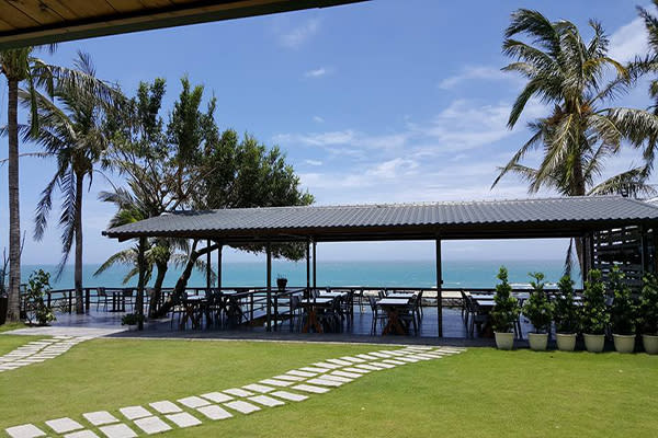 充滿熱帶海島風情的餐廳 (圖片來源／逐浪海景咖啡)