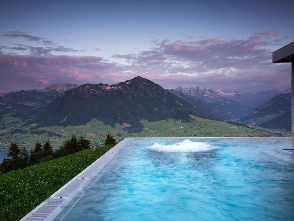 Selbst an die Whirlpool-Fans wurde beim Bau dieses unglaublichen Infinity-Pools gedacht. Sie können in einer Sitzgruppe mitten im kühlen Nass Platz nehmen und die aufsteigenden Luftblasen sowie das sprudelnde Wasser ganz entspannt genießen. (Bild-Copyright: Caters News)