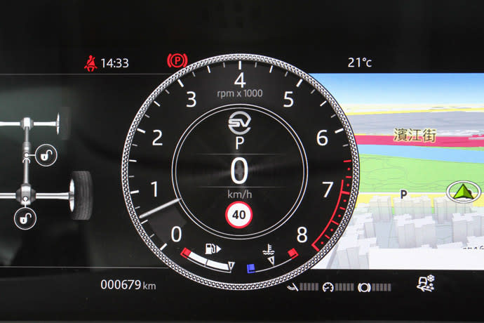 駕駛座前方的12.3吋HD虛擬儀表除了會顯示SVAutobiography字樣外，衛星導航、越野狀態等資訊也能顯示其中。
