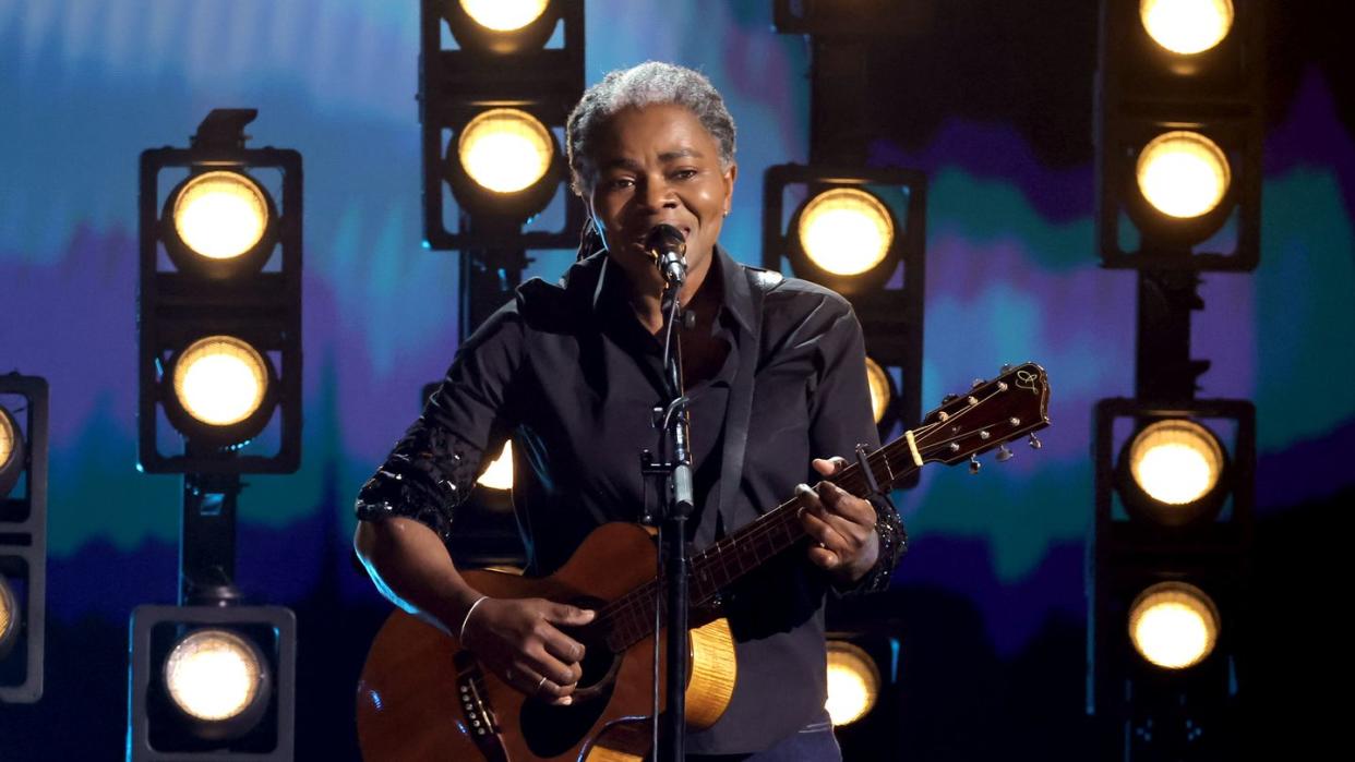 Tracy Chapman Gives a Rare Surprise Performance at the Grammys With