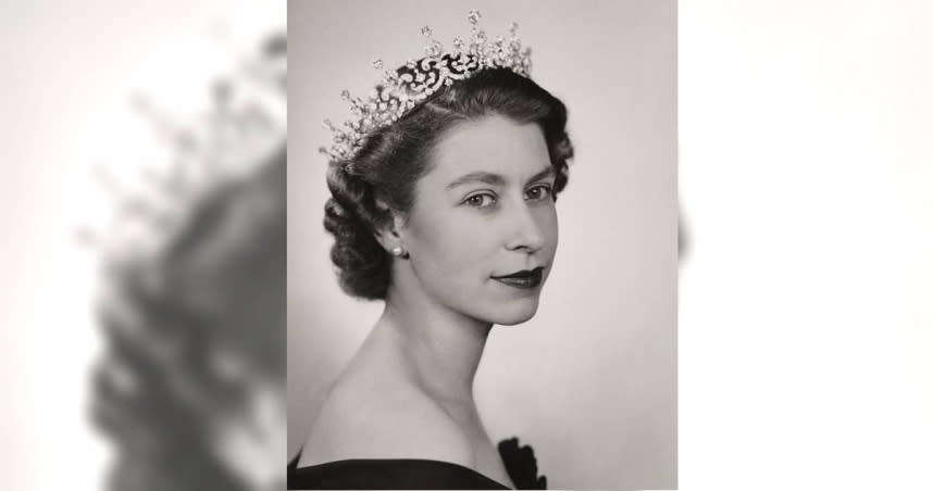 英國王室曬出女王年輕美照，宣告哀悼期結束。（圖／翻攝自英國王室推特）