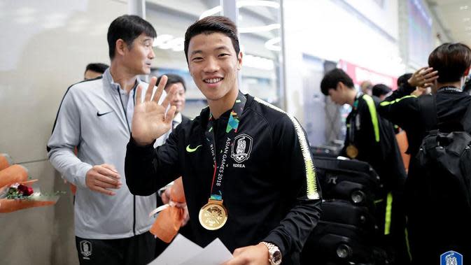Penyerang Timnas Korea Selatan U-23, Hwang Hee-chan, saat tiba di Bandara Incheon dari Jakarta, Senin (3/9/2018). (Bola.com/Dok. KFA)