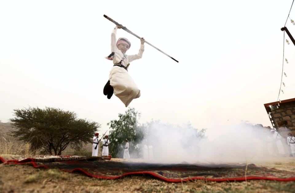 También los niños pueden empuñar el arma y practicar el rito de dispararse a los pies. Lo importante es saltar bien alto para no hacerse daño.<br><br>Crédito: REUTERS/Mohamed Al Hwaity