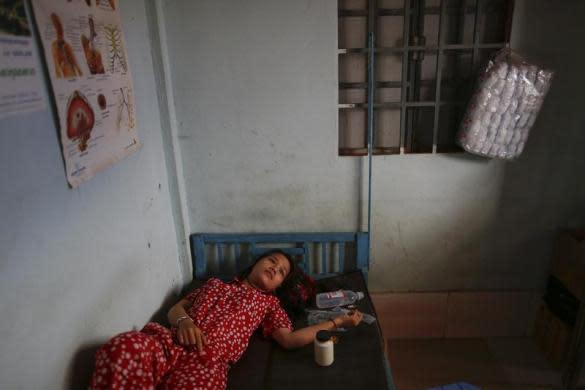 Eng Chen, de 23 años, espera para recibir tratamiento en una clínica a las afueras de Phnom Penh. (Reuters/Damir Sagolj).