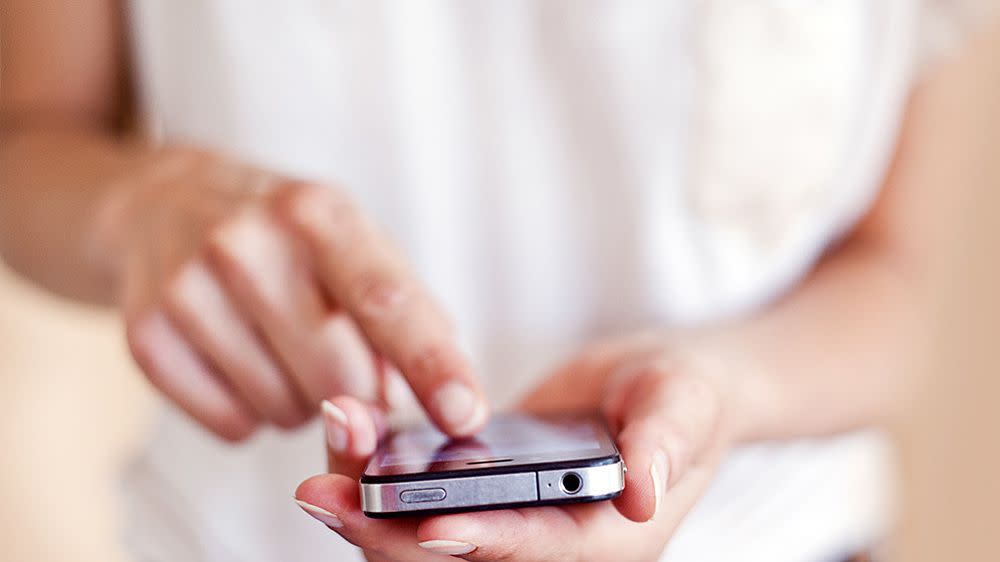 1000-woman-on-smartphone.jpg