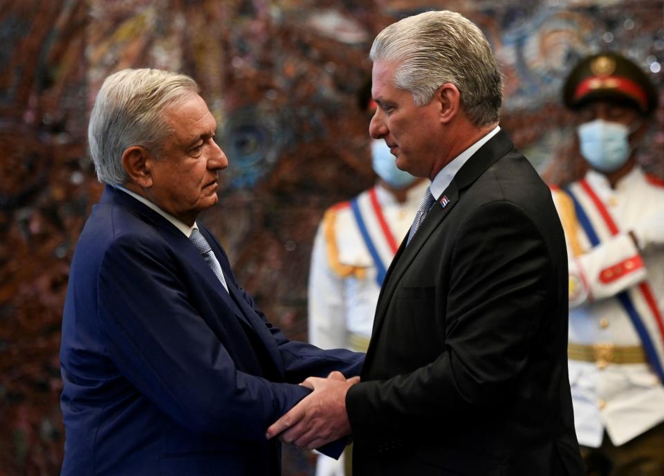 Andres Manuel López Obrador estrecha manos con el presidente de Cuba Miguel Díaz Canel en su visita a La Habana. (Photo by YAMIL LAGE / AFP) (Photo by YAMIL LAGE/AFP via Getty Images)