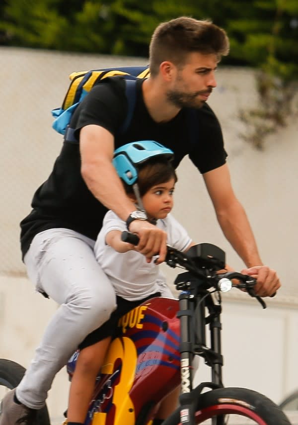 ¡Muy práctico y ecológico! Gerard Piqué recoge a su hijo Milan de la escuela en bicicleta 