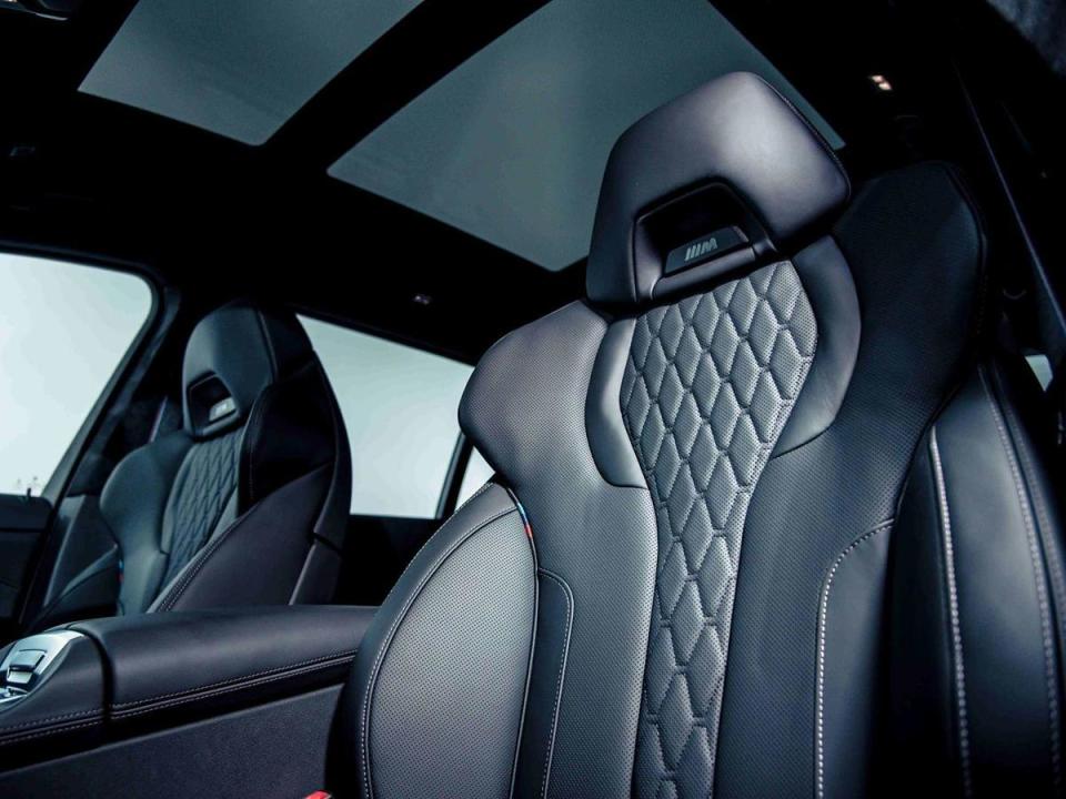全新BMW X7 M50i搭載鑲有黑色M Logo的雙前座M跑車座椅含記憶功能，為尊爵非凡的六座空間增添動感熱血氛圍。