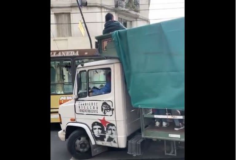 El camión de la agrupación Corriente Villera Independiente (CVI) que encendió la polémica en las redes sociales