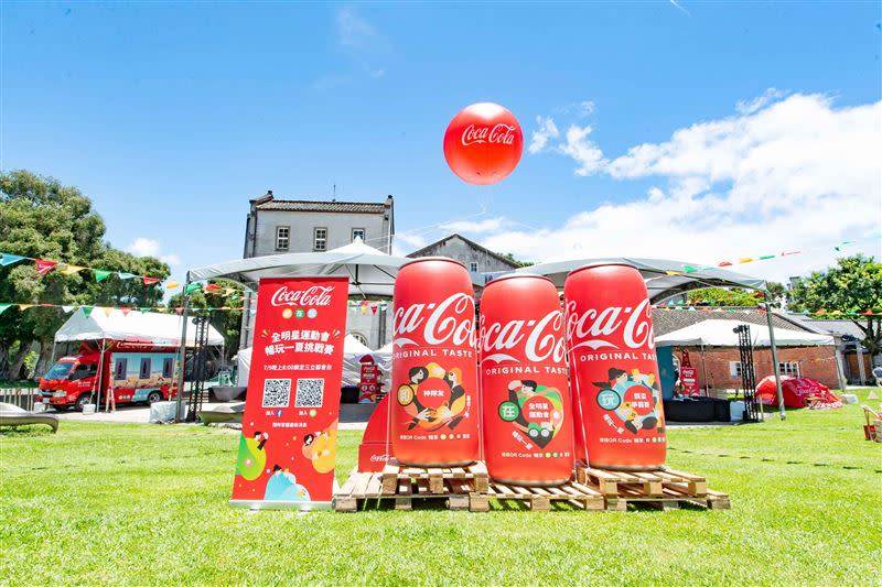 可口可樂在包裝上大玩創意，今夏推出限定款「和在玩瓶」。（圖／品牌提供）