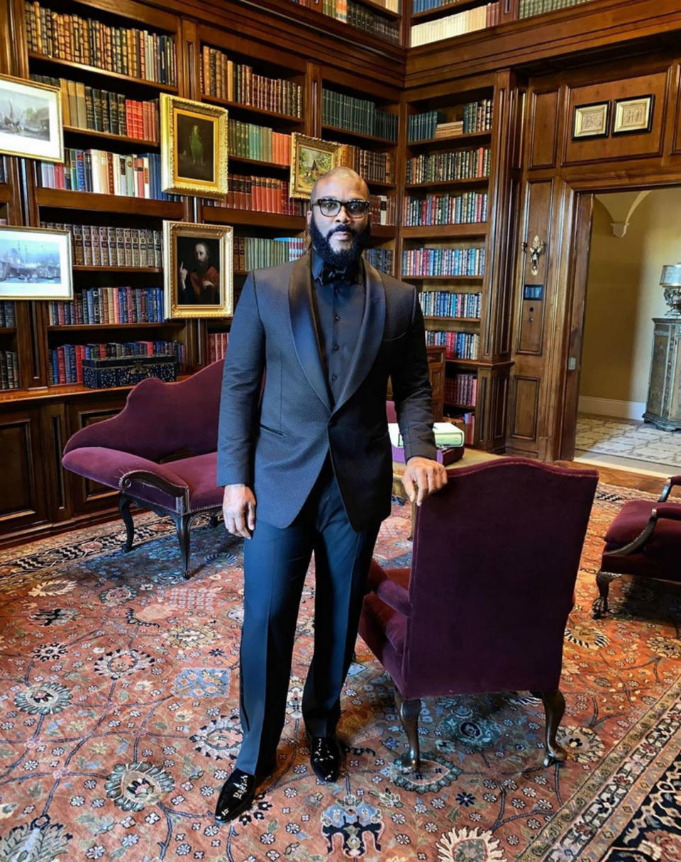 Entre los hombres más elegantes se encontraba Tyler Perry, que recogió el Governors Award con un esmoquin negro. (Foto: Instagram / <a href="https://www.instagram.com/p/CFYMwb3Hnlg/" rel="nofollow noopener" target="_blank" data-ylk="slk:@tylerperry;elm:context_link;itc:0;sec:content-canvas" class="link ">@tylerperry</a>)