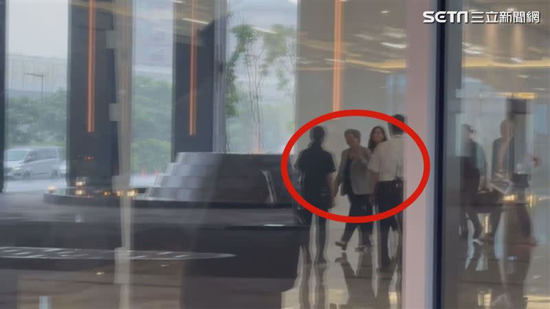 超微執行長蘇姿丰前往南港AMD，被媒體捕捉到親切揮手的畫面。（圖／翻攝畫面）